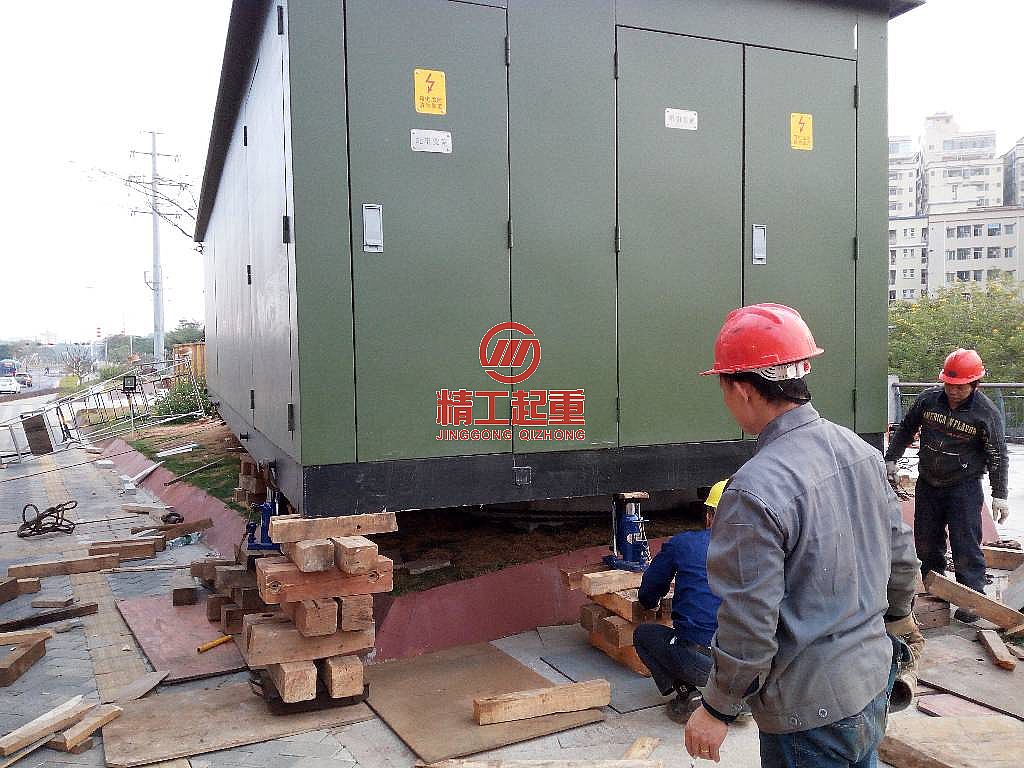 深圳地铁站变压器卸车，变压器吊装就位