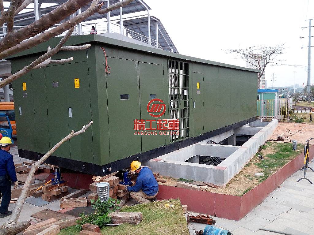 深圳地铁站变压器卸车，变压器吊装就位