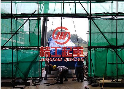 广州移动数据中心1100RT离心机吊装就位