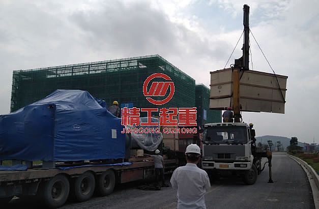 广州移动数据中心1100RT离心机吊装就位